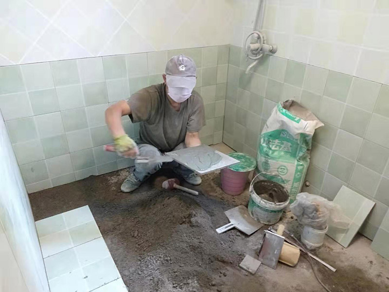 廁所地面貼瓷磚：首先將選購(gòu)好的瓷磚清潔干凈，并du在水中浸泡2個(gè)小時(shí)以上，瓷磚的浸泡是為了能讓瓷磚充分的吸收水分，避免在鋪貼完成之后吸取材料中的水分，而影響瓷磚與地面的粘貼度，造成起空鼓、脫落等現(xiàn)象，開(kāi)始鋪貼瓷磚之前需要從水中取出并將便面的水分擦去，以便鋪貼。 設(shè)置輔助線在開(kāi)始瓷磚進(jìn)行鋪貼之前，需先在墻面上吊垂線，吊垂線是用來(lái)確定瓷磚與墻面的尺寸，再設(shè)置水平線，這樣能夠保證瓷磚鋪貼過(guò)程中保持橫平豎直的平整度。 順序鋪貼通常地磚的鋪貼都是由門(mén)窗邊或者陽(yáng)臺(tái)開(kāi)始的，保證從上到下，由左及右的順序行進(jìn)，先用水潤(rùn)曾找平層，再用鏟子將水泥抹在瓷磚的背面，再將瓷磚貼在地面，再用橡膠錘輕輕敲擊瓷磚，使水泥充滿墻面與瓷磚之間的空隙。