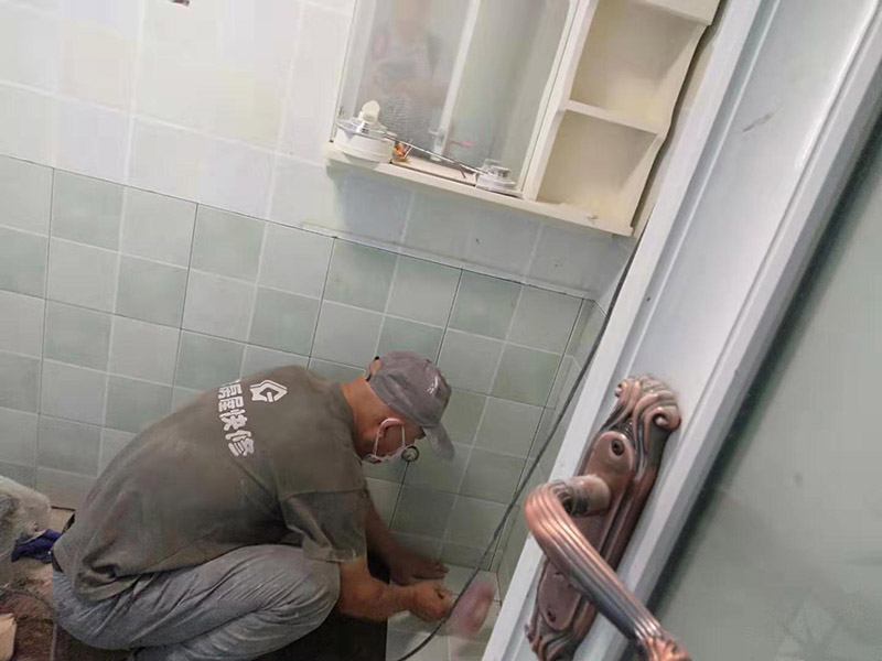 廁所地面貼瓷磚：首先將選購(gòu)好的瓷磚清潔干凈，并du在水中浸泡2個(gè)小時(shí)以上，瓷磚的浸泡是為了能讓瓷磚充分的吸收水分，避免在鋪貼完成之后吸取材料中的水分，而影響瓷磚與地面的粘貼度，造成起空鼓、脫落等現(xiàn)象，開(kāi)始鋪貼瓷磚之前需要從水中取出并將便面的水分擦去，以便鋪貼。 設(shè)置輔助線在開(kāi)始瓷磚進(jìn)行鋪貼之前，需先在墻面上吊垂線，吊垂線是用來(lái)確定瓷磚與墻面的尺寸，再設(shè)置水平線，這樣能夠保證瓷磚鋪貼過(guò)程中保持橫平豎直的平整度。 順序鋪貼通常地磚的鋪貼都是由門(mén)窗邊或者陽(yáng)臺(tái)開(kāi)始的，保證從上到下，由左及右的順序行進(jìn)，先用水潤(rùn)曾找平層，再用鏟子將水泥抹在瓷磚的背面，再將瓷磚貼在地面，再用橡膠錘輕輕敲擊瓷磚，使水泥充滿墻面與瓷磚之間的空隙。