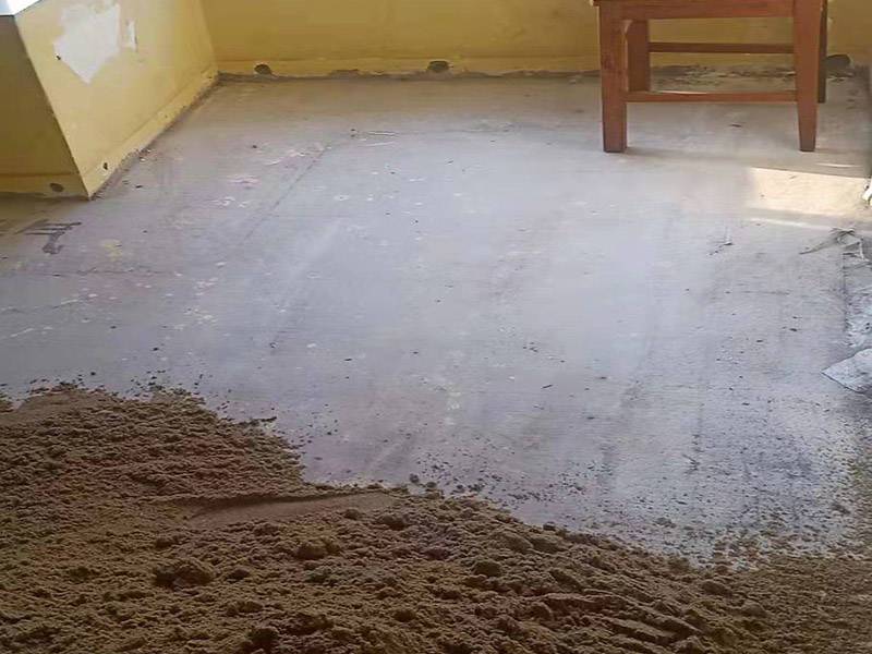 臥室地面瓷磚裝修：將砂土平整好，上面才好放瓷磚，注意一邊平整一邊將小的硬塊去掉，結(jié)合層材料應(yīng)當(dāng)勻?qū)?，穩(wěn)固。結(jié)合層厚度宜取20-35mm；結(jié)合層與瓷磚應(yīng)分段同時鋪砌，鋪砌時宜采用水泥漿或干鋪泥灑水作粘結(jié)。用橡皮錘將瓷磚輕輕敲緊定位，切忌用大力，如果結(jié)合層不平應(yīng)拿掉瓷磚重新抹平?，F(xiàn)在看瓷磚之間有沒有板塊不嚴(yán)，板塊厚薄不一，尺寸誤差大的問題，否則鋪設(shè)出來影響美觀。給瓷磚背面上水泥，上水泥前要盡量清除瓷磚表面的浮土，這樣才不會影響水泥的黏結(jié)能力。