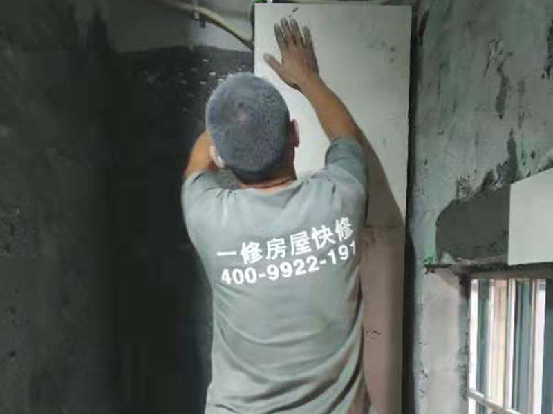 局部貼墻磚：基層處理：保持墻面的平滑，踢平表面凹凸不平的位置或用1:3比例的水泥漿抹平，用鐵絲擦掉殘留的灰塵、油漬、砂漿等。 找標高、彈線：根據水平控制線和設計圖紙劃出標高，再拋出十字線并保持墻面一線和地面一線垂直。 貼磚：貼磚選用1：3比例的干硬性水泥砂漿，砂漿厚度2cm左右。鋪貼前將墻磚背面濕潤，正面保持干燥。把墻磚輕輕地放在水泥砂漿上，用手錘輕敲瓷磚表面直至緊密平整即可。 勾縫、擦縫：在貼完磚24小時后進行勾縫工作，采用同一品種的水泥漿或專用填縫劑進行空隙填補，使墻磚最終緊密嚴實，最后再擦凈多余的水泥或填縫劑。