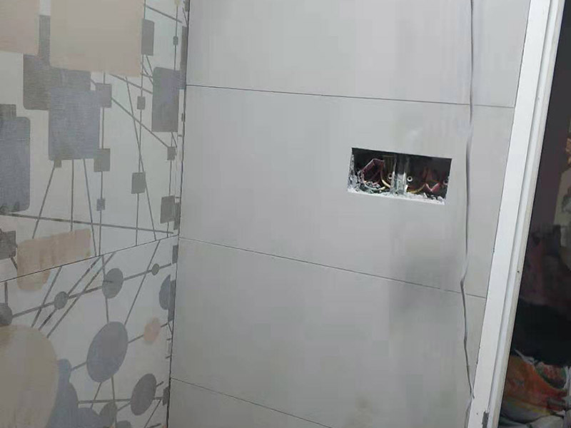 局部貼墻磚：基層處理：保持墻面的平滑，踢平表面凹凸不平的位置或用1:3比例的水泥漿抹平，用鐵絲擦掉殘留的灰塵、油漬、砂漿等。 找標高、彈線：根據水平控制線和設計圖紙劃出標高，再拋出十字線并保持墻面一線和地面一線垂直。 貼磚：貼磚選用1：3比例的干硬性水泥砂漿，砂漿厚度2cm左右。鋪貼前將墻磚背面濕潤，正面保持干燥。把墻磚輕輕地放在水泥砂漿上，用手錘輕敲瓷磚表面直至緊密平整即可。 勾縫、擦縫：在貼完磚24小時后進行勾縫工作，采用同一品種的水泥漿或專用填縫劑進行空隙填補，使墻磚最終緊密嚴實，最后再擦凈多余的水泥或填縫劑。