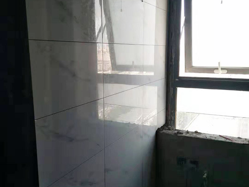 墻面貼磚施工：工藝流程 &nbsp;清理墻面bai&mdash;&mdash;澆水濕潤墻&mdash;&mdash;面找du規(guī)矩&mdash;&mdash;zhi底層抹灰&mdash;&mdash;排磚、分格dao、彈線&mdash;&mdash;鑲貼面磚&mdash;&mdash;清掃面層&mdash;&mdash;勾縫&mdash;&mdash;清洗墻面 清理墻、柱面，應(yīng)將浮灰及殘余砂漿沖洗干凈，再充分澆水濕潤。&nbsp; 柱與墻面的陰陽角轉(zhuǎn)角處，均需拉垂直線并進(jìn)行兜方。陽角要雙面拉垂直線，門窗上下口拉水平通線。 &nbsp; 根據(jù)掛線情況和面磚規(guī)格尺寸排列要求，打底子灰，底子灰分兩次施工。水泥砂漿采用砂漿機(jī)攪拌，配比必須準(zhǔn)確。 &nbsp;鑲貼面磚前一天，將面磚放入水桶中浸泡，使用前1－2小時取出，晾去表面水，抹凈表面浮灰待用。 &nbsp; 面磚鑲貼順序為自上而下，按建筑分層為界，完成一層再做一層。粘貼第一層面磚時需用直尺在面磚底部托平，保持頭角齊直，條縫平直，貼完第一層后用直尺檢查一遍平整度。貼第二層面磚時應(yīng)將第一層面磚上的灰漿刮平，放下一層面磚，對好縱橫縫，對齊垂直度后鋪貼，操作方法如上。 &nbsp; 勾縫需待一個層次的面磚鑲貼完畢后進(jìn)行。應(yīng)使用特制熘子進(jìn)行勾縫，以保證磚縫深淺一致、表面平整。磚縫必須抹壓密實，以防縫隙內(nèi)浸水。 &nbsp; 鑲貼面磚完工后，隨即清理面磚表面，做好成品保護(hù)。