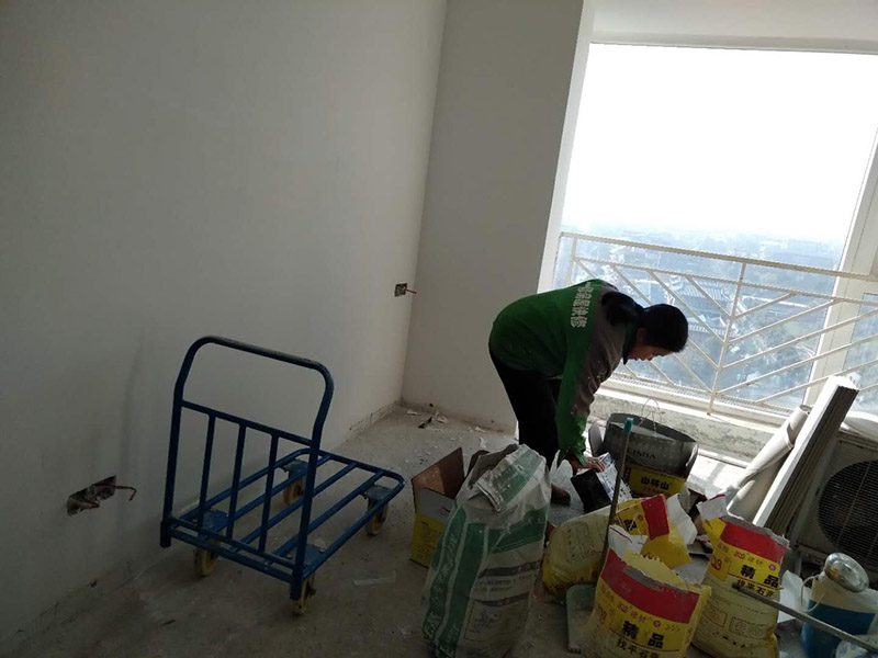 衛(wèi)生間貼磚施工：衛(wèi)生間墻磚的規(guī)格一定要與鋪貼面積協(xié)調(diào)衛(wèi)生間墻磚的規(guī)格不宜過(guò)大,規(guī)格過(guò)大的墻磚會(huì)給人一種不協(xié)調(diào)的感覺(jué),而小尺寸的墻磚裝飾效果則更好,在一定程度上可以增加衛(wèi)生間的空間感。在進(jìn)行衛(wèi)生間墻磚鋪貼之前一定要做好排磚方案鋪貼前一定要做排磚方案,盡量不要出現(xiàn)小于墻磚三分之一的窄列。確須切割,瓷磚經(jīng)過(guò)切割后以剩下大于三分之二的為宜。3、了解水電布線(xiàn)走向在鋪貼之前一定要記住墻面水管電線(xiàn)的走向,最好將電路、水路的走線(xiàn)圖保存好。而且一定要進(jìn)行一次閉水、閉電實(shí)驗(yàn),以免出現(xiàn)漏水、漏電的情況。