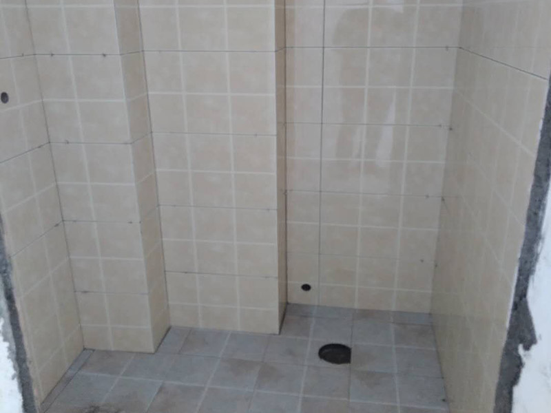 衛(wèi)生間貼磚施工：衛(wèi)生間墻磚的規(guī)格一定要與鋪貼面積協(xié)調(diào)衛(wèi)生間墻磚的規(guī)格不宜過(guò)大,規(guī)格過(guò)大的墻磚會(huì)給人一種不協(xié)調(diào)的感覺(jué),而小尺寸的墻磚裝飾效果則更好,在一定程度上可以增加衛(wèi)生間的空間感。在進(jìn)行衛(wèi)生間墻磚鋪貼之前一定要做好排磚方案鋪貼前一定要做排磚方案,盡量不要出現(xiàn)小于墻磚三分之一的窄列。確須切割,瓷磚經(jīng)過(guò)切割后以剩下大于三分之二的為宜。3、了解水電布線(xiàn)走向在鋪貼之前一定要記住墻面水管電線(xiàn)的走向,最好將電路、水路的走線(xiàn)圖保存好。而且一定要進(jìn)行一次閉水、閉電實(shí)驗(yàn),以免出現(xiàn)漏水、漏電的情況。