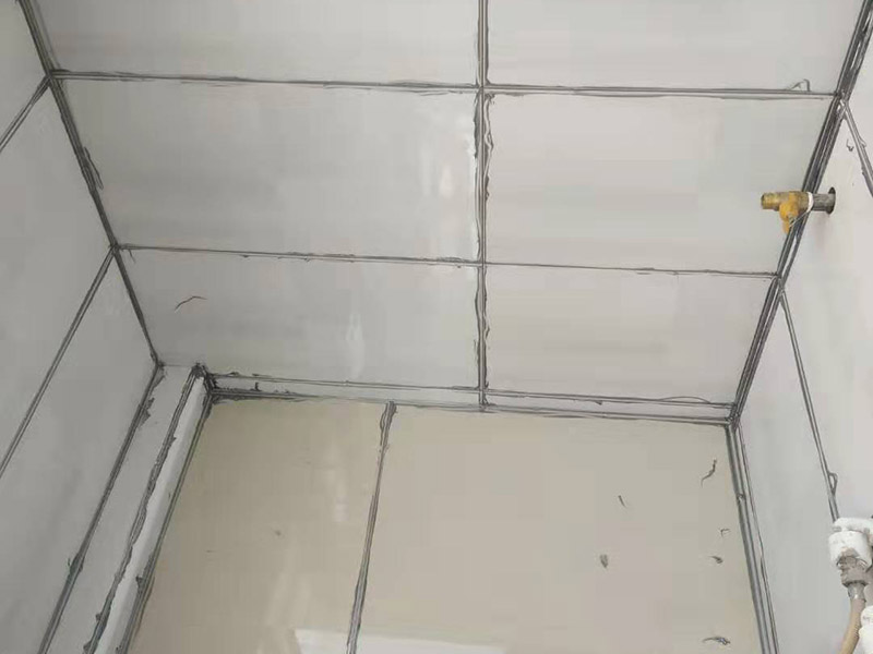 衛(wèi)生間瓷磚美縫：1、先橫后豎，清理瓷磚縫du隙大約0.8mm的凹槽，兩側(cè)露出瓷磚邊即可(特別注意十字交叉處的清理); 2、拿出需要使用的美縫劑，撕下屁股上的標簽，貼到美縫劑瓶身上;拉開拉環(huán)，讓美縫劑站立在地上，左手拿一個美縫劑的料嘴，尖端向下放在美縫劑的出料口，用濕毛巾蓋在拿著料嘴的左手上，右手拍打幾下料嘴，使其頂開美縫劑出料口 3、打一條美縫劑，新手可以先打20cm---50cm，漸漸熟練后可以打更長的長度;然后把膠槍平放，出料嘴下面用接料板接住; 4、刮平美縫劑(主要使用水刮板，海綿、手指也可以);水刮板拿握法為四指在上，大拇指在水刮板下;水刮板刮出的多余料，轉(zhuǎn)移到海綿上;