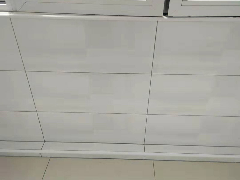 衛(wèi)生間瓷磚美縫：1、先橫后豎，清理瓷磚縫du隙大約0.8mm的凹槽，兩側(cè)露出瓷磚邊即可(特別注意十字交叉處的清理); 2、拿出需要使用的美縫劑，撕下屁股上的標簽，貼到美縫劑瓶身上;拉開拉環(huán)，讓美縫劑站立在地上，左手拿一個美縫劑的料嘴，尖端向下放在美縫劑的出料口，用濕毛巾蓋在拿著料嘴的左手上，右手拍打幾下料嘴，使其頂開美縫劑出料口 3、打一條美縫劑，新手可以先打20cm---50cm，漸漸熟練后可以打更長的長度;然后把膠槍平放，出料嘴下面用接料板接住; 4、刮平美縫劑(主要使用水刮板，海綿、手指也可以);水刮板拿握法為四指在上，大拇指在水刮板下;水刮板刮出的多余料，轉(zhuǎn)移到海綿上;