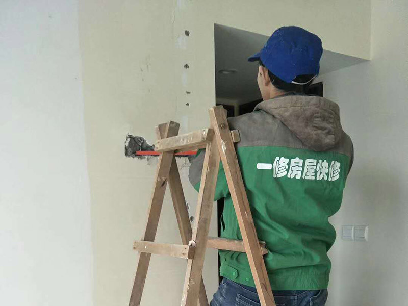 局部打孔安裝服務：實地測量，確定房間管道的分布、房間的高度、房間設施的位置及通風窗的位置等。 1、天花板的預處理，確定吊頂的安裝高度，中間夾層大于300mm，用水平管在四個墻角劃線，并用墨斗彈出水平線。 2、確定通風窗的位置，在墻上用電錘打出直徑100mm的圓形孔。 3、電線預埋，照明線路為2條，取暖器的線路為5條，為了能保證正常使用，可多預埋1～2條。 4、水管、煤氣管等管道的處理，檢查是否有漏水、漏電現象。