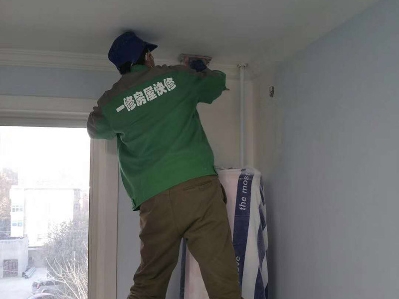 局部打孔安裝服務：實地測量，確定房間管道的分布、房間的高度、房間設施的位置及通風窗的位置等。 1、天花板的預處理，確定吊頂的安裝高度，中間夾層大于300mm，用水平管在四個墻角劃線，并用墨斗彈出水平線。 2、確定通風窗的位置，在墻上用電錘打出直徑100mm的圓形孔。 3、電線預埋，照明線路為2條，取暖器的線路為5條，為了能保證正常使用，可多預埋1～2條。 4、水管、煤氣管等管道的處理，檢查是否有漏水、漏電現象。