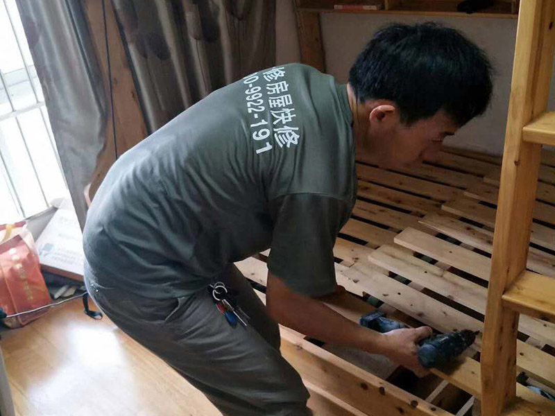 局部打孔安裝服務：實地測量，確定房間管道的分布、房間的高度、房間設施的位置及通風窗的位置等。 1、天花板的預處理，確定吊頂的安裝高度，中間夾層大于300mm，用水平管在四個墻角劃線，并用墨斗彈出水平線。 2、確定通風窗的位置，在墻上用電錘打出直徑100mm的圓形孔。 3、電線預埋，照明線路為2條，取暖器的線路為5條，為了能保證正常使用，可多預埋1～2條。 4、水管、煤氣管等管道的處理，檢查是否有漏水、漏電現象。