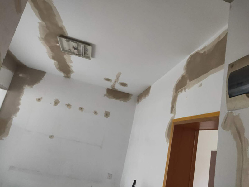 全屋墻面改造:通常要鏟除舊房子的原漆面，先用水噴濕其表層，再用電刨機(jī)或泥刀鏟除其表層漆面，表面已有嚴(yán)重漆面脫落，批燙層呈粉沙化的，應(yīng)鏟除漆層和整個(gè)批燙，直至見到水泥批燙或磚層；然后用膩?zhàn)诱移剑蚰テ秸饣?，再刷乳膠漆。用石膏線在上部與頂面交接處做陰角，用踢腳線在下部與地面交接處收口。進(jìn)行墻面平整處理后，墻面涂刷底漆的作用是抗堿防潮、封固基材、保護(hù)面漆，提高面漆的質(zhì)感和遮蓋力。