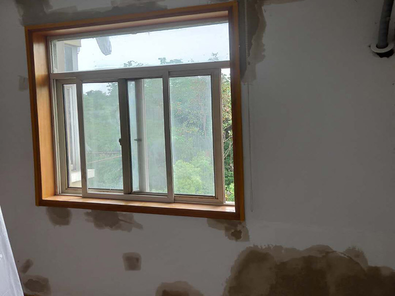 全屋墻面改造:通常要鏟除舊房子的原漆面，先用水噴濕其表層，再用電刨機(jī)或泥刀鏟除其表層漆面，表面已有嚴(yán)重漆面脫落，批燙層呈粉沙化的，應(yīng)鏟除漆層和整個(gè)批燙，直至見到水泥批燙或磚層；然后用膩?zhàn)诱移剑蚰テ秸饣?，再刷乳膠漆。用石膏線在上部與頂面交接處做陰角，用踢腳線在下部與地面交接處收口。進(jìn)行墻面平整處理后，墻面涂刷底漆的作用是抗堿防潮、封固基材、保護(hù)面漆，提高面漆的質(zhì)感和遮蓋力。