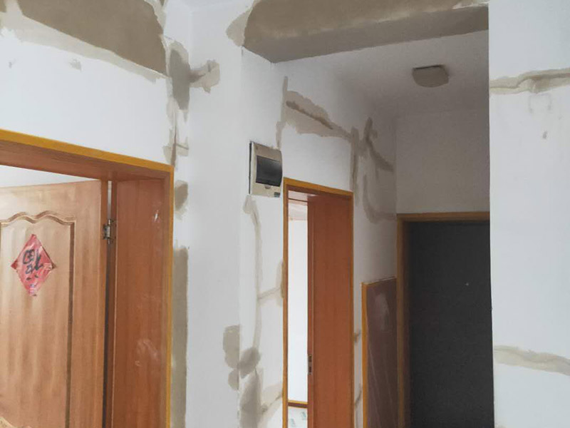 全屋墻面改造:通常要鏟除舊房子的原漆面，先用水噴濕其表層，再用電刨機(jī)或泥刀鏟除其表層漆面，表面已有嚴(yán)重漆面脫落，批燙層呈粉沙化的，應(yīng)鏟除漆層和整個(gè)批燙，直至見到水泥批燙或磚層；然后用膩?zhàn)诱移?，打磨平整光滑，再刷乳膠漆。用石膏線在上部與頂面交接處做陰角，用踢腳線在下部與地面交接處收口。進(jìn)行墻面平整處理后，墻面涂刷底漆的作用是抗堿防潮、封固基材、保護(hù)面漆，提高面漆的質(zhì)感和遮蓋力。