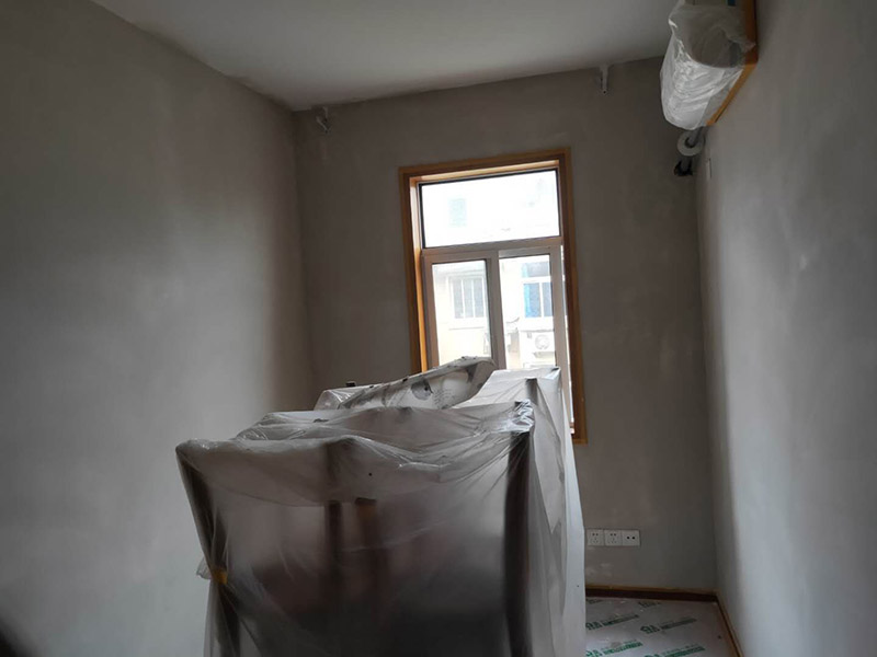 全屋墻面改造:通常要鏟除舊房子的原漆面，先用水噴濕其表層，再用電刨機(jī)或泥刀鏟除其表層漆面，表面已有嚴(yán)重漆面脫落，批燙層呈粉沙化的，應(yīng)鏟除漆層和整個(gè)批燙，直至見到水泥批燙或磚層；然后用膩?zhàn)诱移?，打磨平整光滑，再刷乳膠漆。用石膏線在上部與頂面交接處做陰角，用踢腳線在下部與地面交接處收口。進(jìn)行墻面平整處理后，墻面涂刷底漆的作用是抗堿防潮、封固基材、保護(hù)面漆，提高面漆的質(zhì)感和遮蓋力。