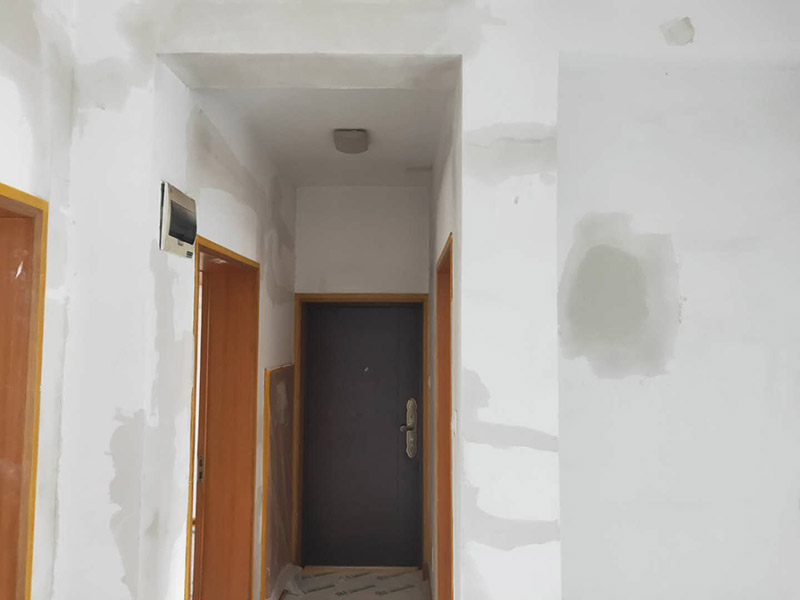 全屋墻面改造:通常要鏟除舊房子的原漆面，先用水噴濕其表層，再用電刨機(jī)或泥刀鏟除其表層漆面，表面已有嚴(yán)重漆面脫落，批燙層呈粉沙化的，應(yīng)鏟除漆層和整個(gè)批燙，直至見到水泥批燙或磚層；然后用膩?zhàn)诱移?，打磨平整光滑，再刷乳膠漆。用石膏線在上部與頂面交接處做陰角，用踢腳線在下部與地面交接處收口。進(jìn)行墻面平整處理后，墻面涂刷底漆的作用是抗堿防潮、封固基材、保護(hù)面漆，提高面漆的質(zhì)感和遮蓋力。