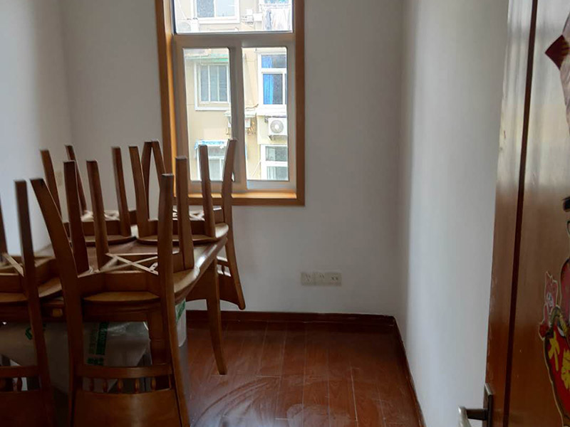 全屋墻面改造:通常要鏟除舊房子的原漆面，先用水噴濕其表層，再用電刨機(jī)或泥刀鏟除其表層漆面，表面已有嚴(yán)重漆面脫落，批燙層呈粉沙化的，應(yīng)鏟除漆層和整個(gè)批燙，直至見到水泥批燙或磚層；然后用膩?zhàn)诱移?，打磨平整光滑，再刷乳膠漆。用石膏線在上部與頂面交接處做陰角，用踢腳線在下部與地面交接處收口。進(jìn)行墻面平整處理后，墻面涂刷底漆的作用是抗堿防潮、封固基材、保護(hù)面漆，提高面漆的質(zhì)感和遮蓋力。