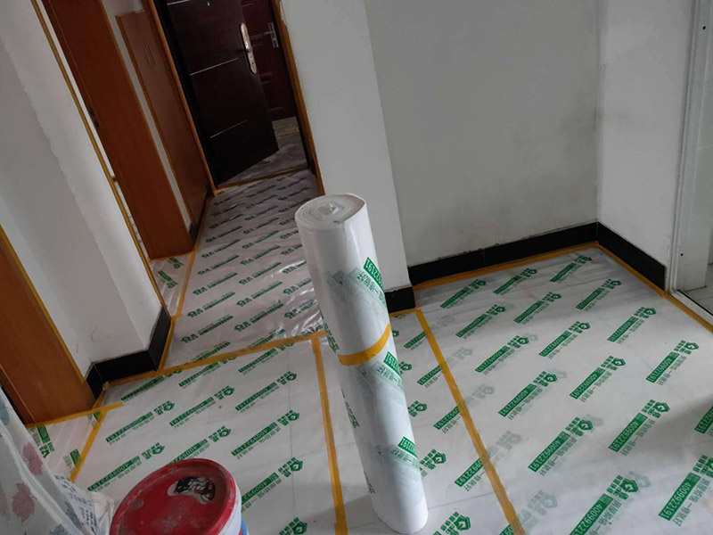 墻面翻新成品保護：各種裝修物料的進場以及各種建筑裝修垃圾的清理，都會經(jīng)過入戶門，這些物品在搬運的過程中，難免會和入戶門發(fā)生磕碰，造成入戶門的磕碰劃傷，所以，第一個需要做好成品保護的地方就是入戶門。地面瓷磚鋪貼完后，用成品保護膜覆蓋磚面，既可以防止裝修時的沙子磨傷地面，同時也能有效地防止油漆涂料等有色液體滴落磚面，造成地面污染。在進行木門、櫥柜、家具等的相關(guān)的安裝或組裝的過程中，成品保護主要體現(xiàn)在兩個方面：一是原有的墻面、地面裝飾的保護，盡量避免因為這些安裝工程對已裝的部分造成破壞；二是安裝的物品本身的保護，注意不要在安裝過程中造成磕碰、劃傷等損傷。