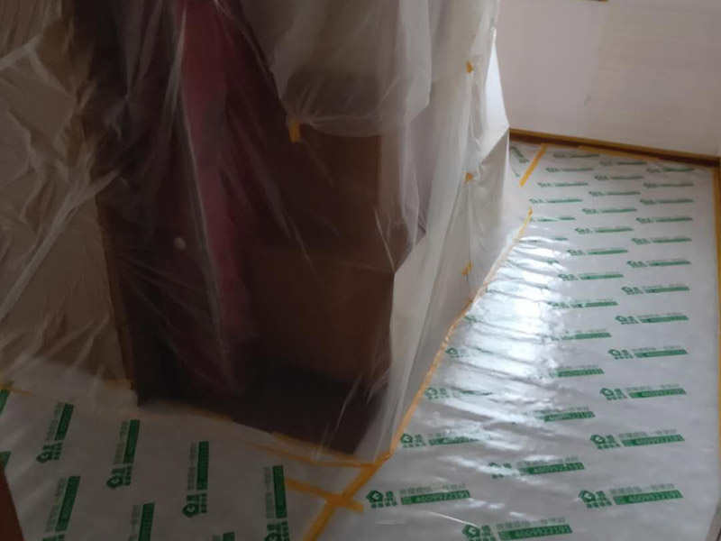 墻面翻新成品保護：各種裝修物料的進場以及各種建筑裝修垃圾的清理，都會經(jīng)過入戶門，這些物品在搬運的過程中，難免會和入戶門發(fā)生磕碰，造成入戶門的磕碰劃傷，所以，第一個需要做好成品保護的地方就是入戶門。地面瓷磚鋪貼完后，用成品保護膜覆蓋磚面，既可以防止裝修時的沙子磨傷地面，同時也能有效地防止油漆涂料等有色液體滴落磚面，造成地面污染。在進行木門、櫥柜、家具等的相關(guān)的安裝或組裝的過程中，成品保護主要體現(xiàn)在兩個方面：一是原有的墻面、地面裝飾的保護，盡量避免因為這些安裝工程對已裝的部分造成破壞；二是安裝的物品本身的保護，注意不要在安裝過程中造成磕碰、劃傷等損傷。