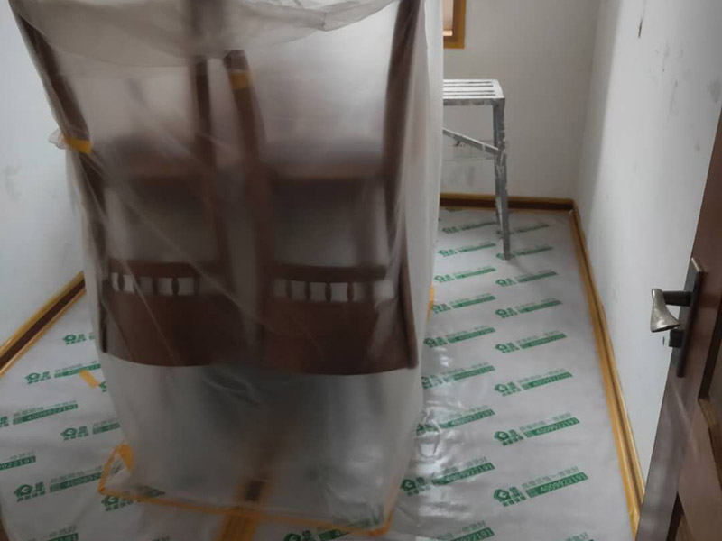 墻面翻新成品保護：各種裝修物料的進場以及各種建筑裝修垃圾的清理，都會經(jīng)過入戶門，這些物品在搬運的過程中，難免會和入戶門發(fā)生磕碰，造成入戶門的磕碰劃傷，所以，第一個需要做好成品保護的地方就是入戶門。地面瓷磚鋪貼完后，用成品保護膜覆蓋磚面，既可以防止裝修時的沙子磨傷地面，同時也能有效地防止油漆涂料等有色液體滴落磚面，造成地面污染。在進行木門、櫥柜、家具等的相關(guān)的安裝或組裝的過程中，成品保護主要體現(xiàn)在兩個方面：一是原有的墻面、地面裝飾的保護，盡量避免因為這些安裝工程對已裝的部分造成破壞；二是安裝的物品本身的保護，注意不要在安裝過程中造成磕碰、劃傷等損傷。