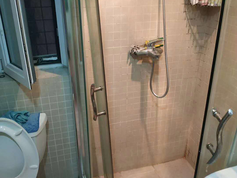 衛(wèi)生間改造裝修：衛(wèi)生間改造時首先要對墻面進(jìn)行處理，先將原有舊墻磚拆除，再利用水泥砂漿將墻面找平，目的是為了便于后期瓷磚鋪貼平整，不易脫落。最重要的是衛(wèi)生間防水，墻面防水建議使用剛性防水，既能起到防水作用，又能避免墻磚空鼓。而地面可以使用柔性防水，防水涂料要涂刷均勻，地面與墻面的接縫處需要涂刷30cm，施工完后需要做24小時閉水試驗。衛(wèi)生間的墻面磚以美觀為主，而地磚最好選擇防滑、易清潔的瓷磚，鋪貼時，地漏處要低于整個地面，便于積水排出。