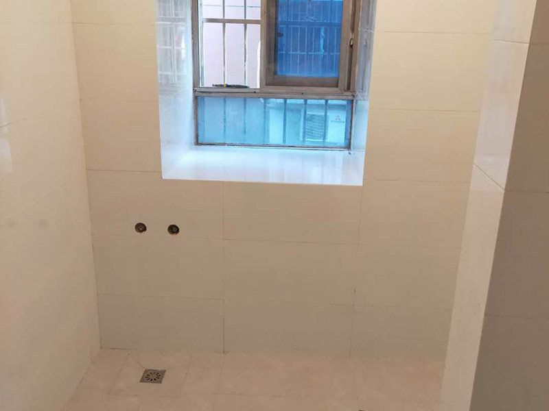 衛(wèi)生間裝修翻新：1、水電改造；這是很重要第一步基石，單靠自己的微薄力量是不行的，需要和師傅一起構(gòu)思出一份詳細的水電走向圖，師傅會參考您的意見，滿足使用的需求，對以后的維修和保養(yǎng)都有好處。2、防水措施；不要小看這一個步驟哦，作為大量用水的場所，一個良好的防水措施是非常有必要的，從地面開始，然后上升到到墻面，涂刷時要仔細，確保厚度均勻且達標，和管道的交界處也別忘記涂抹。3、瓷磚鋪貼；貼磚能起到很多作用，最顯眼的就是讓空間更加美觀、精致，其次，它還能對墻面和地面起到很好的防水效果。