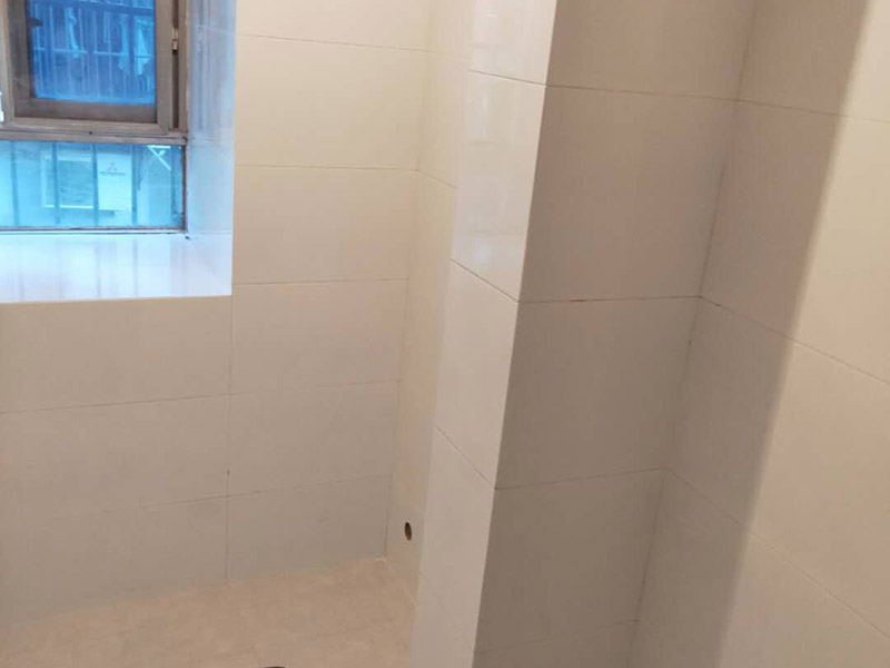 衛(wèi)生間裝修翻新：1、水電改造；這是很重要第一步基石，單靠自己的微薄力量是不行的，需要和師傅一起構(gòu)思出一份詳細的水電走向圖，師傅會參考您的意見，滿足使用的需求，對以后的維修和保養(yǎng)都有好處。2、防水措施；不要小看這一個步驟哦，作為大量用水的場所，一個良好的防水措施是非常有必要的，從地面開始，然后上升到到墻面，涂刷時要仔細，確保厚度均勻且達標，和管道的交界處也別忘記涂抹。3、瓷磚鋪貼；貼磚能起到很多作用，最顯眼的就是讓空間更加美觀、精致，其次，它還能對墻面和地面起到很好的防水效果。