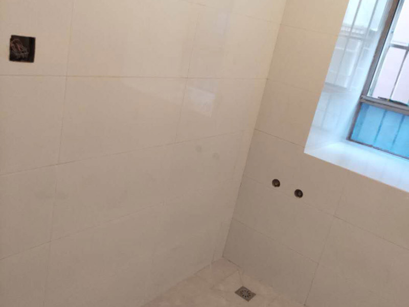 衛(wèi)生間裝修翻新：1、水電改造；這是很重要第一步基石，單靠自己的微薄力量是不行的，需要和師傅一起構(gòu)思出一份詳細的水電走向圖，師傅會參考您的意見，滿足使用的需求，對以后的維修和保養(yǎng)都有好處。2、防水措施；不要小看這一個步驟哦，作為大量用水的場所，一個良好的防水措施是非常有必要的，從地面開始，然后上升到到墻面，涂刷時要仔細，確保厚度均勻且達標，和管道的交界處也別忘記涂抹。3、瓷磚鋪貼；貼磚能起到很多作用，最顯眼的就是讓空間更加美觀、精致，其次，它還能對墻面和地面起到很好的防水效果。