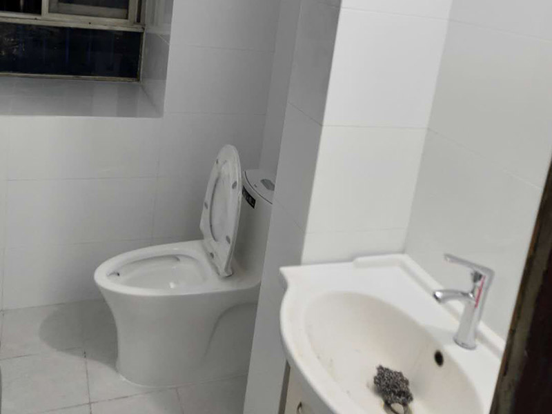 衛(wèi)生間裝修翻新：1、水電改造；這是很重要第一步基石，單靠自己的微薄力量是不行的，需要和師傅一起構(gòu)思出一份詳細的水電走向圖，師傅會參考您的意見，滿足使用的需求，對以后的維修和保養(yǎng)都有好處。2、防水措施；不要小看這一個步驟哦，作為大量用水的場所，一個良好的防水措施是非常有必要的，從地面開始，然后上升到到墻面，涂刷時要仔細，確保厚度均勻且達標，和管道的交界處也別忘記涂抹。3、瓷磚鋪貼；貼磚能起到很多作用，最顯眼的就是讓空間更加美觀、精致，其次，它還能對墻面和地面起到很好的防水效果。