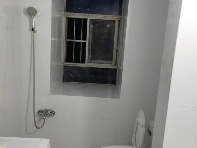 衛(wèi)生間裝修翻新：1、水電改造；這是很重要第一步基石，單靠自己的微薄力量是不行的，需要和師傅一起構(gòu)思出一份詳細的水電走向圖，師傅會參考您的意見，滿足使用的需求，對以后的維修和保養(yǎng)都有好處。2、防水措施；不要小看這一個步驟哦，作為大量用水的場所，一個良好的防水措施是非常有必要的，從地面開始，然后上升到到墻面，涂刷時要仔細，確保厚度均勻且達標，和管道的交界處也別忘記涂抹。3、瓷磚鋪貼；貼磚能起到很多作用，最顯眼的就是讓空間更加美觀、精致，其次，它還能對墻面和地面起到很好的防水效果。