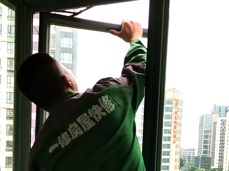 窗戶支架更換：1、測(cè)尺寸：封陽(yáng)臺(tái)前需要測(cè)量好尺寸，在安裝前，應(yīng)檢驗(yàn)窗戶尺寸與封陽(yáng)臺(tái)的洞口尺寸是否一致。 2、固定支架：安裝窗戶時(shí)，先把窗戶固定在洞口處，然后使用螺絲加塑料脹銷固定。 3、檢查是否安正：窗框和窗戶洞口連接好之后，需要檢查窗戶是否安裝正了。如果傾斜，需要使用吊錘安正。