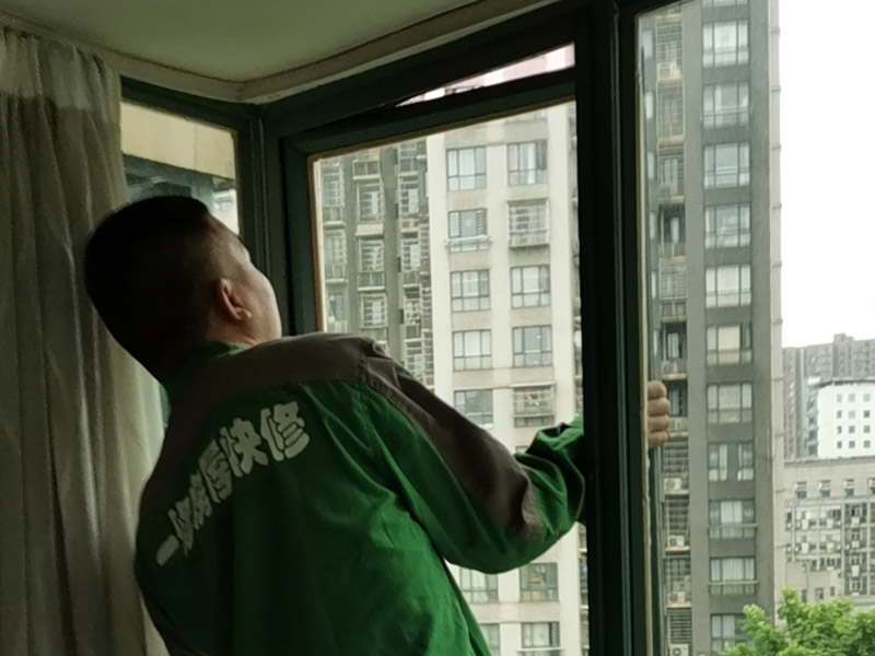 窗戶支架更換：1、測(cè)尺寸：封陽(yáng)臺(tái)前需要測(cè)量好尺寸，在安裝前，應(yīng)檢驗(yàn)窗戶尺寸與封陽(yáng)臺(tái)的洞口尺寸是否一致。 2、固定支架：安裝窗戶時(shí)，先把窗戶固定在洞口處，然后使用螺絲加塑料脹銷固定。 3、檢查是否安正：窗框和窗戶洞口連接好之后，需要檢查窗戶是否安裝正了。如果傾斜，需要使用吊錘安正。