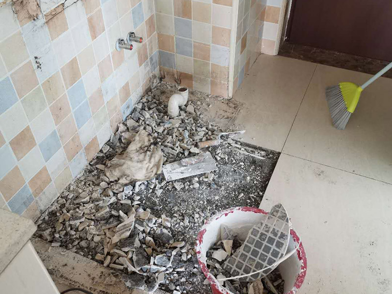 地磚拆除查漏水：1、 先找到主要的漏水點(diǎn)。首先把地板擦干，觀察出水的位置。 2、接著將出水點(diǎn)周圍的地板磚切掉，如果發(fā)現(xiàn)出水點(diǎn)，就可以將自來水總開關(guān)關(guān)閉，打開低位置的水龍頭，放干水管里的水。在漏水的那一段水管的前面撥開水管，給水管吹入濃煙，看哪里出煙，將之標(biāo)記好位置。3、 如果沒有發(fā)現(xiàn)出水點(diǎn)，那只能把水管走向的地板磚全部拆除，發(fā)現(xiàn)出水點(diǎn)后繼續(xù)第二步驟。在修好水管之后重新貼相應(yīng)地磚。或者重新布置水管，然后把漏水的管子廢掉不用。 4、建議最好找專業(yè)人員操作，以免造成不必要的損失。