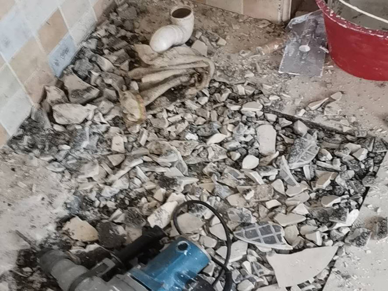 地磚拆除查漏水：1、 先找到主要的漏水點(diǎn)。首先把地板擦干，觀察出水的位置。 2、接著將出水點(diǎn)周圍的地板磚切掉，如果發(fā)現(xiàn)出水點(diǎn)，就可以將自來水總開關(guān)關(guān)閉，打開低位置的水龍頭，放干水管里的水。在漏水的那一段水管的前面撥開水管，給水管吹入濃煙，看哪里出煙，將之標(biāo)記好位置。3、 如果沒有發(fā)現(xiàn)出水點(diǎn)，那只能把水管走向的地板磚全部拆除，發(fā)現(xiàn)出水點(diǎn)后繼續(xù)第二步驟。在修好水管之后重新貼相應(yīng)地磚?；蛘咧匦虏贾盟?，然后把漏水的管子廢掉不用。 4、建議最好找專業(yè)人員操作，以免造成不必要的損失。