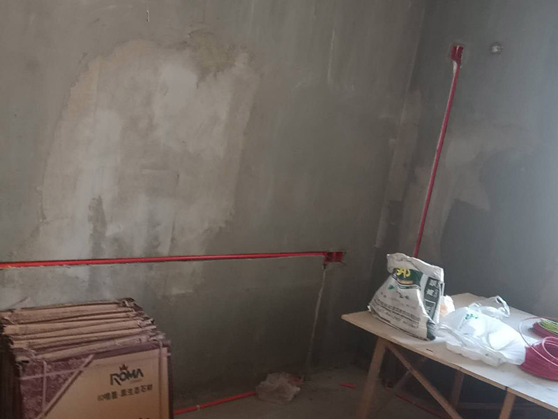 電路改造維修：定位確定好后，電工師傅會按照定位和電路走向來進(jìn)行開槽布線，開的槽要橫平豎直，這才是規(guī)范的操作，不允許開橫槽，會影響墻體的承重力。接下來就是進(jìn)行布線了，通常都是采用暗埋線管的方式，線管分為兩種，一種是冷彎管，還有一種PVC管。冷彎管是布線的最好選擇，特點是可以彎曲而不斷裂，價格比較貴，它的轉(zhuǎn)角有一定弧度，更換線比較方便，不用開墻更換。 選擇擇冷彎管的時候，需要借助彎管工具，弧度是線管直徑的十倍，這樣穿線或拆線，才能暢通無阻。