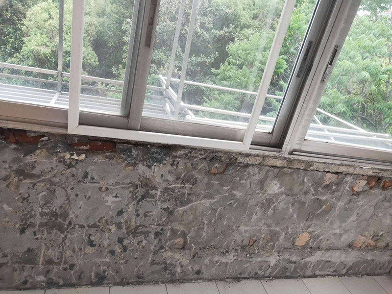 陽臺(tái)墻面基層鏟除：第一步：大檢查；鑒別方法是墻面灑水后，用鏟刀刮墻，很難鏟掉的應(yīng)該是水泥墻面;很容易鏟掉的就是大白粉加膠水的&ldquo;大白膩?zhàn)?rdquo;，由于其易受潮粉化并含有甲醛的工程膠水，需要鏟除。 第二步：封固層處理；首先，清除空鼓，用水浸濕墻面白粉層，鏟掉墻皮。第二，墻面輥刷界面劑清理浮灰，提高附著力。最后，用找平修補(bǔ)砂漿修補(bǔ)空鼓、線槽、孔洞，嵌縫石膏進(jìn)行溝縫處理。 第三步：厚找平層處理；平整度好的毛坯墻(毛坯房交房規(guī)范平整度在&plusmn;3毫米)就不需要用找平修補(bǔ)砂漿進(jìn)行厚找平了，直接用耐水膩?zhàn)踊蚬δ苄蜕鷳B(tài)膩?zhàn)舆M(jìn)行精找平就可以。 第四步：精找平層處理；厚找平層處理完后，就可以批刮