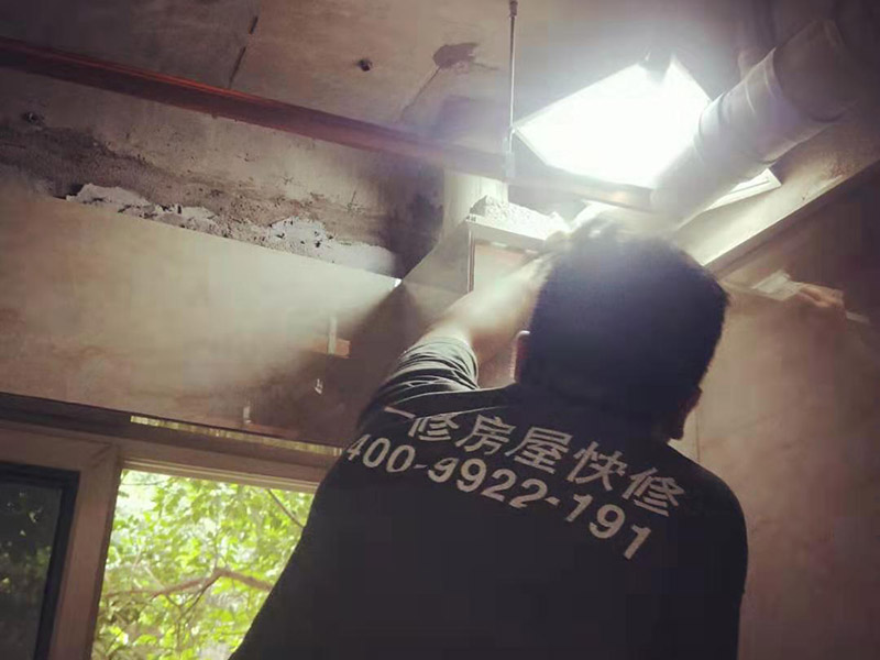 全屋裝修翻新：1、墻面翻新 老房裝修翻新不能隨便的去拆墻體，很多人覺得只有承重墻才不能隨便拆改，其實非承重墻也不可以隨便拆改，雖然是次要的承重，但是它也能起到支撐作用，所以要視情況而定，能不拆的盡量不要去拆。 2、地面翻新 很多業(yè)主覺得地板翻新，找個師傅把破壞的地板進行打磨就可以，然后進行打蠟保養(yǎng)就可以了。其實并不是這樣的，有些地板不能翻新，比如：強化復合地板，是不可以翻新，有破壞的地板，需要更換新的。 3、水電改造 水電改造是比較復雜的工程，很多業(yè)主覺得實用那么長時間都沒有出問題，然后就覺得不需要改，這是錯誤的想法，水電關(guān)系到我們的生命安全。在翻新前要先檢查，然后根據(jù)情況進行改造，老房布局很多都是不合理的。使用時間久了容易老化，水電一定要進行整改，因為它是隱蔽工程，避免日后帶來不必要的麻煩。 4、門窗改造 很多人為了節(jié)省一些費用，然后就沒有更換門窗，后來你會發(fā)現(xiàn)并沒有省下錢。門窗隱患是沒有那么容易看出的，因此要找專業(yè)的師傅檢查，然后確定需不需要更換。