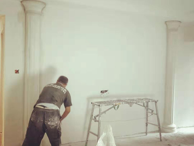 全屋裝修翻新：1、墻面翻新 老房裝修翻新不能隨便的去拆墻體，很多人覺得只有承重墻才不能隨便拆改，其實非承重墻也不可以隨便拆改，雖然是次要的承重，但是它也能起到支撐作用，所以要視情況而定，能不拆的盡量不要去拆。 2、地面翻新 很多業(yè)主覺得地板翻新，找個師傅把破壞的地板進行打磨就可以，然后進行打蠟保養(yǎng)就可以了。其實并不是這樣的，有些地板不能翻新，比如：強化復合地板，是不可以翻新，有破壞的地板，需要更換新的。 3、水電改造 水電改造是比較復雜的工程，很多業(yè)主覺得實用那么長時間都沒有出問題，然后就覺得不需要改，這是錯誤的想法，水電關(guān)系到我們的生命安全。在翻新前要先檢查，然后根據(jù)情況進行改造，老房布局很多都是不合理的。使用時間久了容易老化，水電一定要進行整改，因為它是隱蔽工程，避免日后帶來不必要的麻煩。 4、門窗改造 很多人為了節(jié)省一些費用，然后就沒有更換門窗，后來你會發(fā)現(xiàn)并沒有省下錢。門窗隱患是沒有那么容易看出的，因此要找專業(yè)的師傅檢查，然后確定需不需要更換。