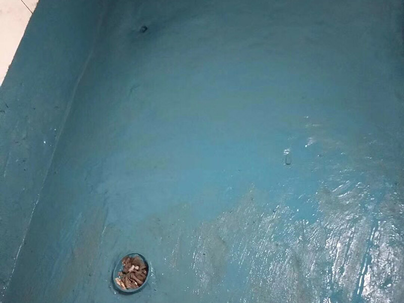 衛(wèi)生間防水裝修：在準(zhǔn)備開始給衛(wèi)生間做防水之前，我們要先做好衛(wèi)生間的基層處理。其中具體的操作包括將衛(wèi)生間的衛(wèi)生給清潔干凈，把里面的建筑垃圾給運送出來，然后將衛(wèi)生間內(nèi)的灰塵什么的，也盡量打掃干凈一點！把衛(wèi)生間清理干凈后，我們還要去檢查一下衛(wèi)生間所有的進出水管道是否都做了密封，并且要保證密封的效果很好。做好基層處理后，我們就可以開始給衛(wèi)生間刷防水層了。