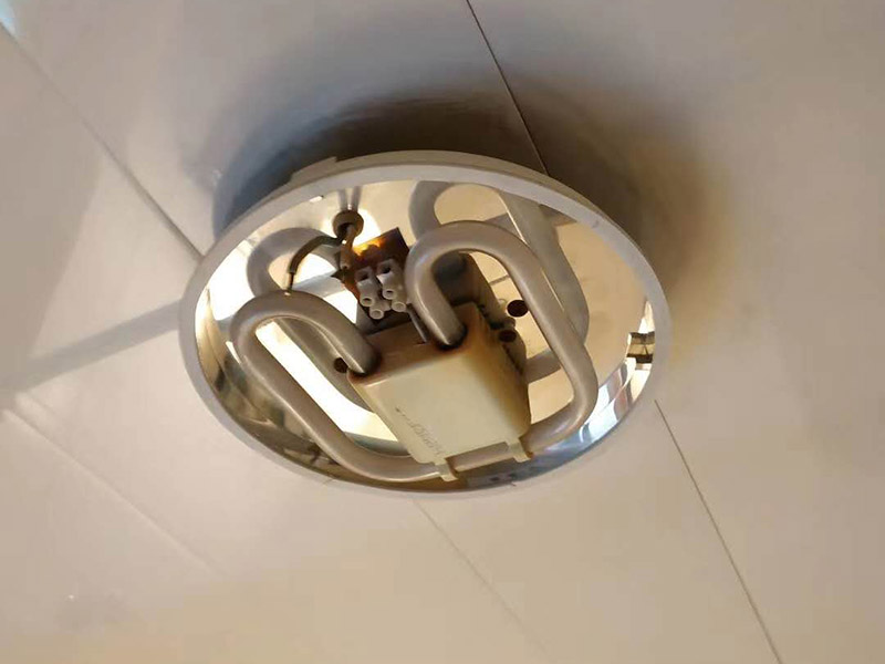 浴室燈維修：用吸盤(pán)把扣板吸下來(lái)，切忌用利器。照明旁邊的扣板可以輕松的被取了下來(lái)。然后取下照明燈的面板，無(wú)論是環(huán)形還是蝶形燈管，都可以用正常去燈管的方法去掉。把新入手的燈管按照卡子的方向一一卡上去，上電源插座。將燈罩按照之前的順序裝上。將剩下的面板按照拆下的順序再裝上，就完成了。