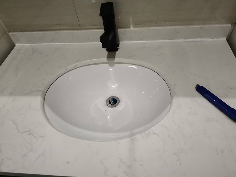 浴室柜安裝：在標(biāo)注好的位置，用氣鉆打孔先安裝主柜；再安裝洗臉盆，用玻璃膠固定好；再安裝水龍頭，接著就是下水器；安裝鏡子，還有置物架；完成。