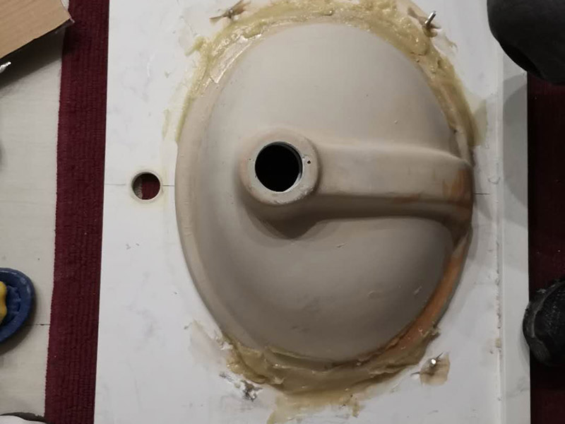 浴室柜安裝：在標(biāo)注好的位置，用氣鉆打孔先安裝主柜；再安裝洗臉盆，用玻璃膠固定好；再安裝水龍頭，接著就是下水器；安裝鏡子，還有置物架；完成。