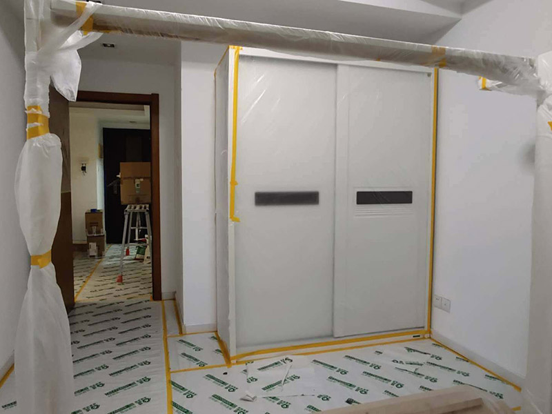 全屋翻新成品保護：成品保護的一般方法主要有：&ldquo;蓋、遮、圍、堵、包、綁&rdquo;。對于不同類型的物品，保護的方法是完全不同的。地面工程覆蓋保護，這類就是蓋。采取搭棚等措施對成品進行遮護，就是遮。將有關(guān)排水、電氣等管道事先進行封堵，防止雜物、泥土等堵塞孔道就是堵；對成品進行有關(guān)包裹工作，如采用泡沫板、布條、設備包裝箱等就是包。