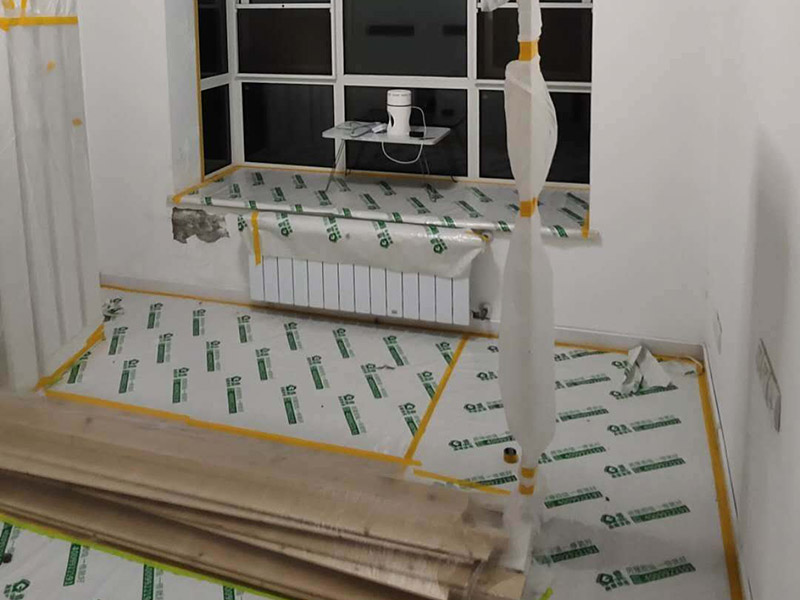 全屋翻新成品保護：成品保護的一般方法主要有：&ldquo;蓋、遮、圍、堵、包、綁&rdquo;。對于不同類型的物品，保護的方法是完全不同的。地面工程覆蓋保護，這類就是蓋。采取搭棚等措施對成品進行遮護，就是遮。將有關(guān)排水、電氣等管道事先進行封堵，防止雜物、泥土等堵塞孔道就是堵；對成品進行有關(guān)包裹工作，如采用泡沫板、布條、設備包裝箱等就是包。