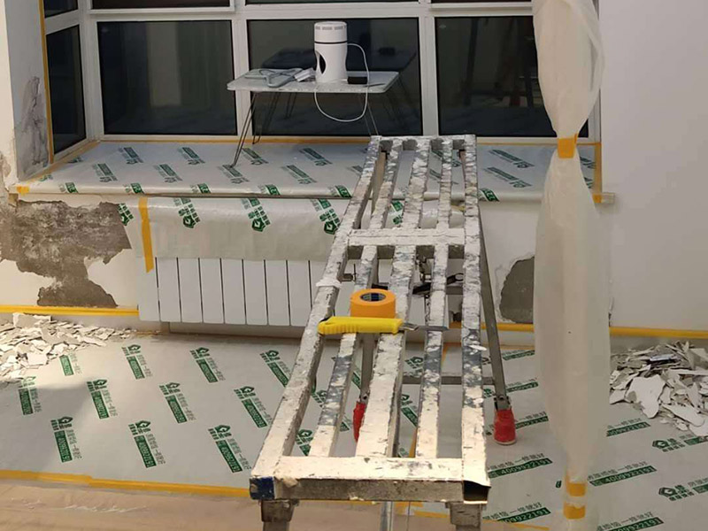 全屋翻新成品保護：成品保護的一般方法主要有：&ldquo;蓋、遮、圍、堵、包、綁&rdquo;。對于不同類型的物品，保護的方法是完全不同的。地面工程覆蓋保護，這類就是蓋。采取搭棚等措施對成品進行遮護，就是遮。將有關(guān)排水、電氣等管道事先進行封堵，防止雜物、泥土等堵塞孔道就是堵；對成品進行有關(guān)包裹工作，如采用泡沫板、布條、設備包裝箱等就是包。