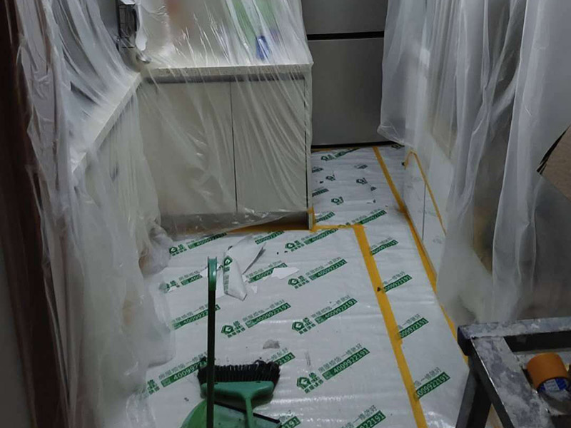 全屋翻新成品保護：成品保護的一般方法主要有：&ldquo;蓋、遮、圍、堵、包、綁&rdquo;。對于不同類型的物品，保護的方法是完全不同的。地面工程覆蓋保護，這類就是蓋。采取搭棚等措施對成品進行遮護，就是遮。將有關(guān)排水、電氣等管道事先進行封堵，防止雜物、泥土等堵塞孔道就是堵；對成品進行有關(guān)包裹工作，如采用泡沫板、布條、設備包裝箱等就是包。