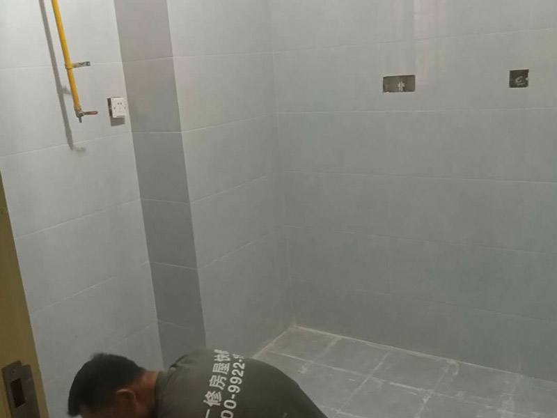 廚衛(wèi)墻面防水貼磚：衛(wèi)生間的防水工作流程，都是在地面用水泥砂漿找平一次，等它干透后再做防水。那些詢問做完防水能不能馬上貼瓷磚的業(yè)主，首先要搞清楚，防水不是只做一遍就可以的。一般的防水施工要做2到3遍，而且防水的順序也是有講究的，比如，要先做完墻面防水再貼墻磚，其次才可以做地面防水，再貼地磚。因為地面經(jīng)常會踩來踩去，地面防水如果先做了會很容易踩壞。