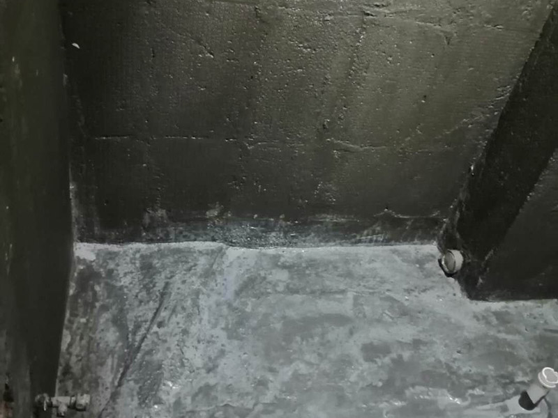 廚衛(wèi)墻面防水貼磚：衛(wèi)生間的防水工作流程，都是在地面用水泥砂漿找平一次，等它干透后再做防水。那些詢問做完防水能不能馬上貼瓷磚的業(yè)主，首先要搞清楚，防水不是只做一遍就可以的。一般的防水施工要做2到3遍，而且防水的順序也是有講究的，比如，要先做完墻面防水再貼墻磚，其次才可以做地面防水，再貼地磚。因為地面經(jīng)常會踩來踩去，地面防水如果先做了會很容易踩壞。