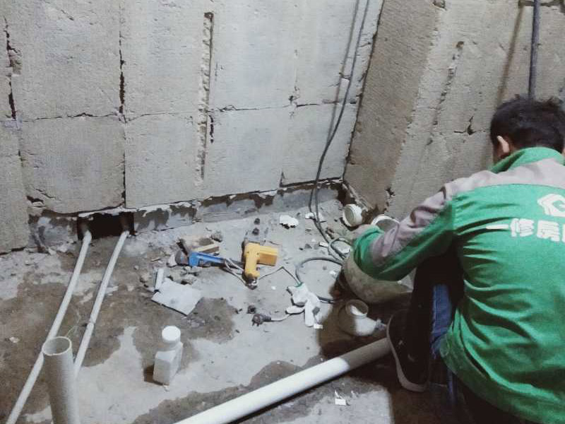 廚衛(wèi)墻面防水貼磚：衛(wèi)生間的防水工作流程，都是在地面用水泥砂漿找平一次，等它干透后再做防水。那些詢問做完防水能不能馬上貼瓷磚的業(yè)主，首先要搞清楚，防水不是只做一遍就可以的。一般的防水施工要做2到3遍，而且防水的順序也是有講究的，比如，要先做完墻面防水再貼墻磚，其次才可以做地面防水，再貼地磚。因為地面經(jīng)常會踩來踩去，地面防水如果先做了會很容易踩壞。