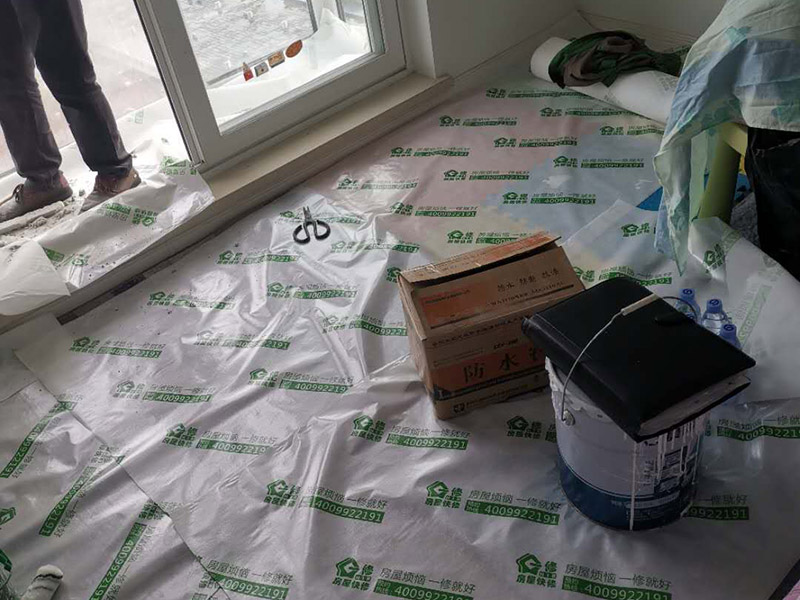 窗戶安裝維修：如果塑鋼窗開關(guān)都很困難，甚至有打不開的情況，檢查一下是不是變形了，或者是因為窗框上面的螺絲掉了，如果是螺絲掉了，可以換一個螺絲重新固定。如果塑鋼窗排水不暢，軌道里總是積了很多水，看看排水孔是不是被什么堵塞了，或者是軌道里面有沒有垃圾，將這些地方疏通一下就可以了。塑鋼窗受到臟東西的侵蝕很容易被銹蝕，空了經(jīng)常擦擦窗框，打掃一下軌道里面的雜物，保持它的干燥光亮，就可以延長它的壽命，用起來也輕松。