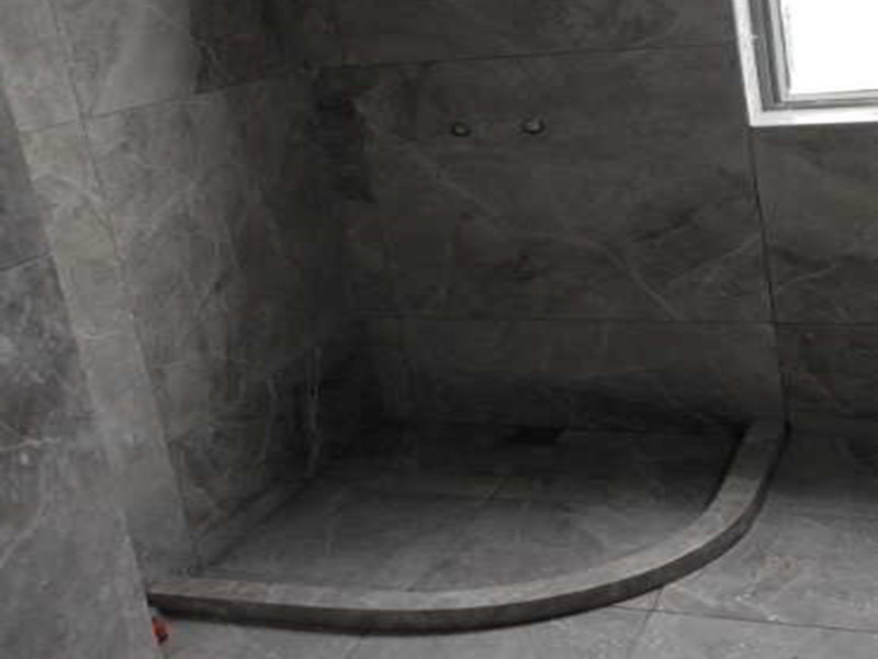 全屋柜體瓷磚安裝：瓷磚櫥柜的底座：一般為10-15厘米左右，可以用實體磚在地面上擺，然后把瓷磚放在實體磚上，注意在瓷磚邊緣貼上鑲邊兒，然后砌水泥，水泥砌到鑲邊兒的上沿就可以了，再鋪上一層瓷磚，注意瓷磚的表面朝上，這就是櫥柜的柜底。 櫥柜地柜高度：櫥柜地柜的高度（含臺面）在80cm左右比較合適。 常見的調(diào)整腳高度為10cm，臺面高度為4cm。 柜體高度一般為65cm，略高一些為71.5cm。 櫥柜高度=調(diào)整腳+柜體+臺面。 