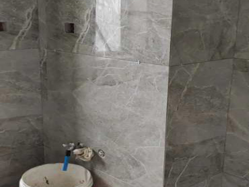 全屋柜體瓷磚安裝：瓷磚櫥柜的底座：一般為10-15厘米左右，可以用實體磚在地面上擺，然后把瓷磚放在實體磚上，注意在瓷磚邊緣貼上鑲邊兒，然后砌水泥，水泥砌到鑲邊兒的上沿就可以了，再鋪上一層瓷磚，注意瓷磚的表面朝上，這就是櫥柜的柜底。 櫥柜地柜高度：櫥柜地柜的高度（含臺面）在80cm左右比較合適。 常見的調(diào)整腳高度為10cm，臺面高度為4cm。 柜體高度一般為65cm，略高一些為71.5cm。 櫥柜高度=調(diào)整腳+柜體+臺面。 